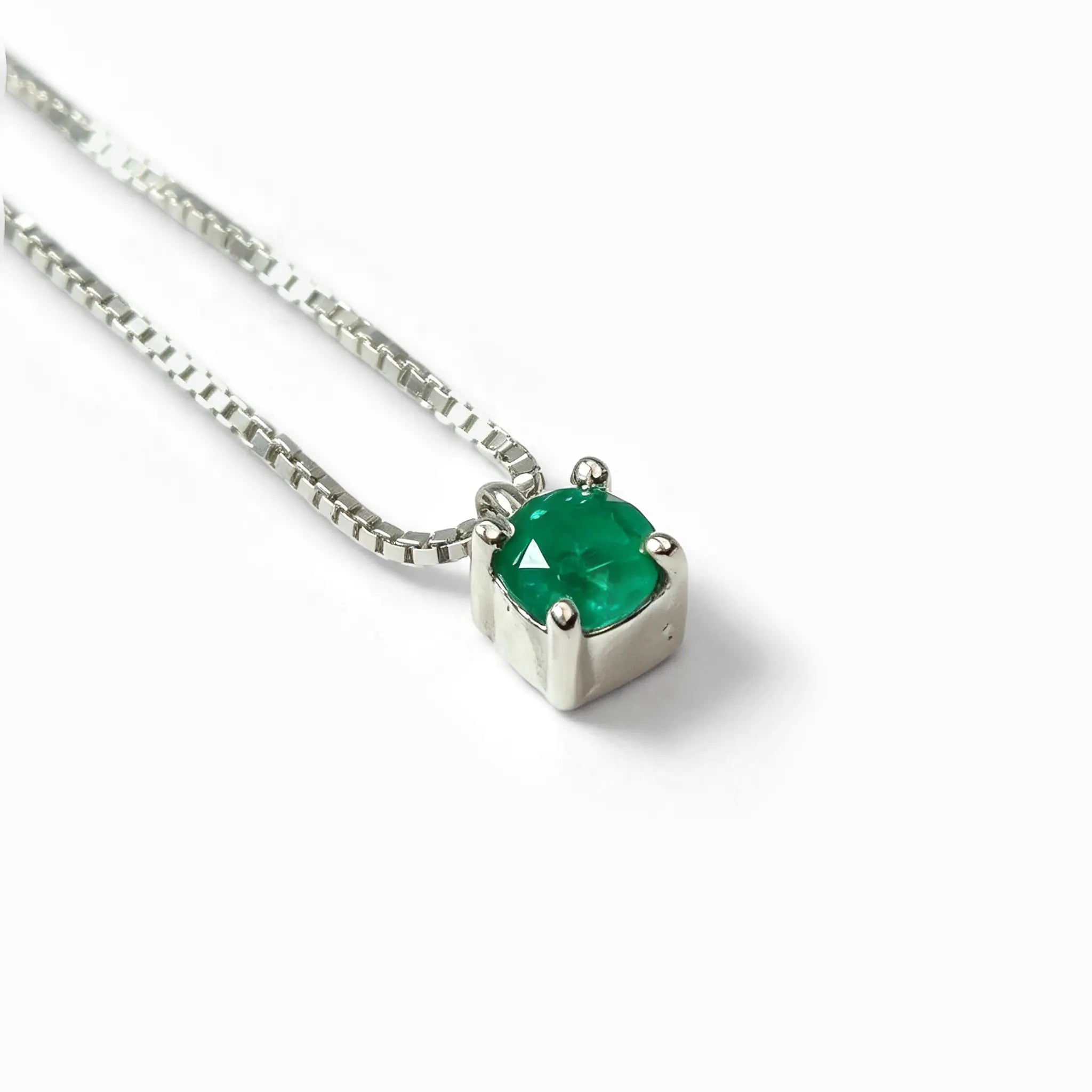 Collar solitario con esmeralda cuadrada de alta calidad en plata ley 925 para mujer.