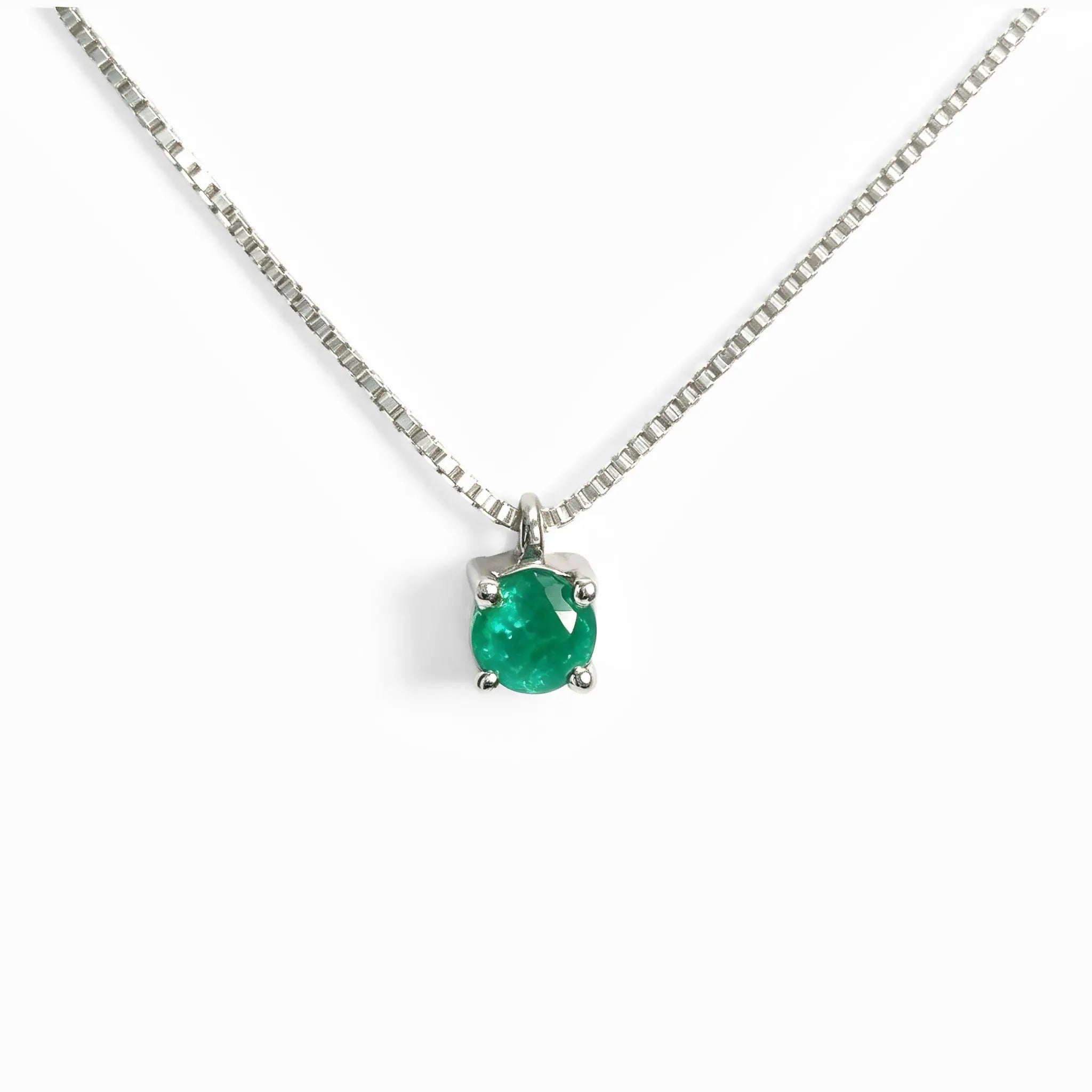 Collar solitario con esmeralda cuadrada de alta calidad en plata ley 925 para mujer.