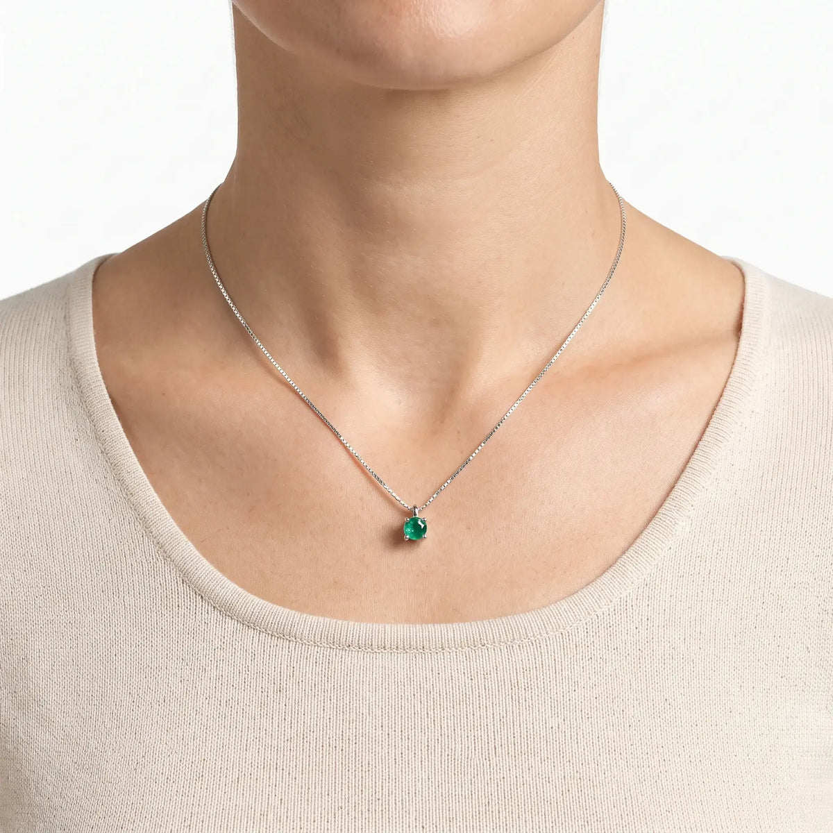 Collar solitario con esmeralda cuadrada de alta calidad en plata ley 925 para mujer.