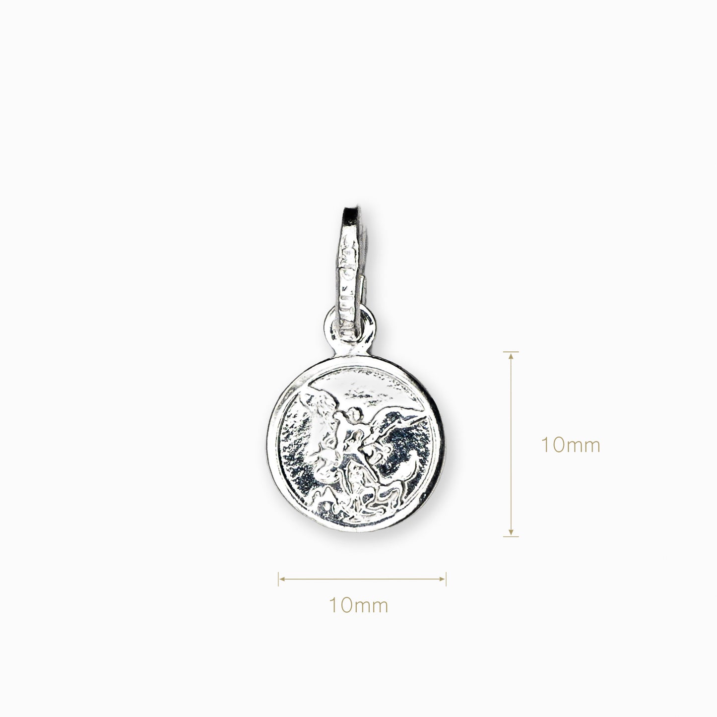 Dije circular de la medalla de San Miguel Arcángel elaborado en plata ley 925 de 15 mm de diámetro sobre fondo blanco.