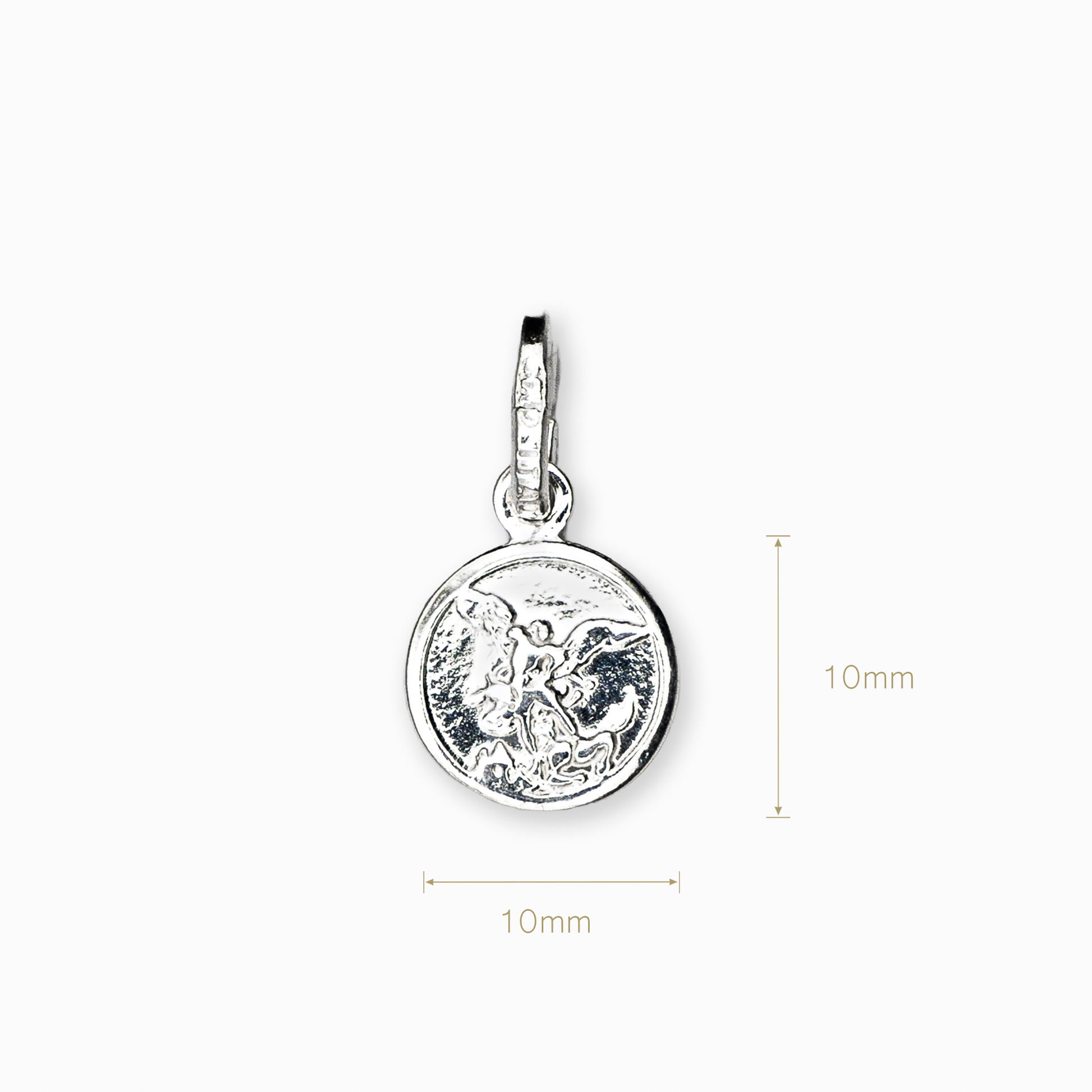 Dije circular de la medalla de San Miguel Arcángel elaborado en plata ley 925 de 15 mm de diámetro sobre fondo blanco.