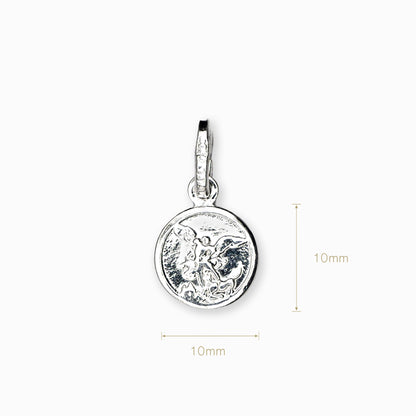Dije circular de la medalla de San Miguel Arcángel elaborado en plata ley 925 de 15 mm de diámetro sobre fondo blanco.