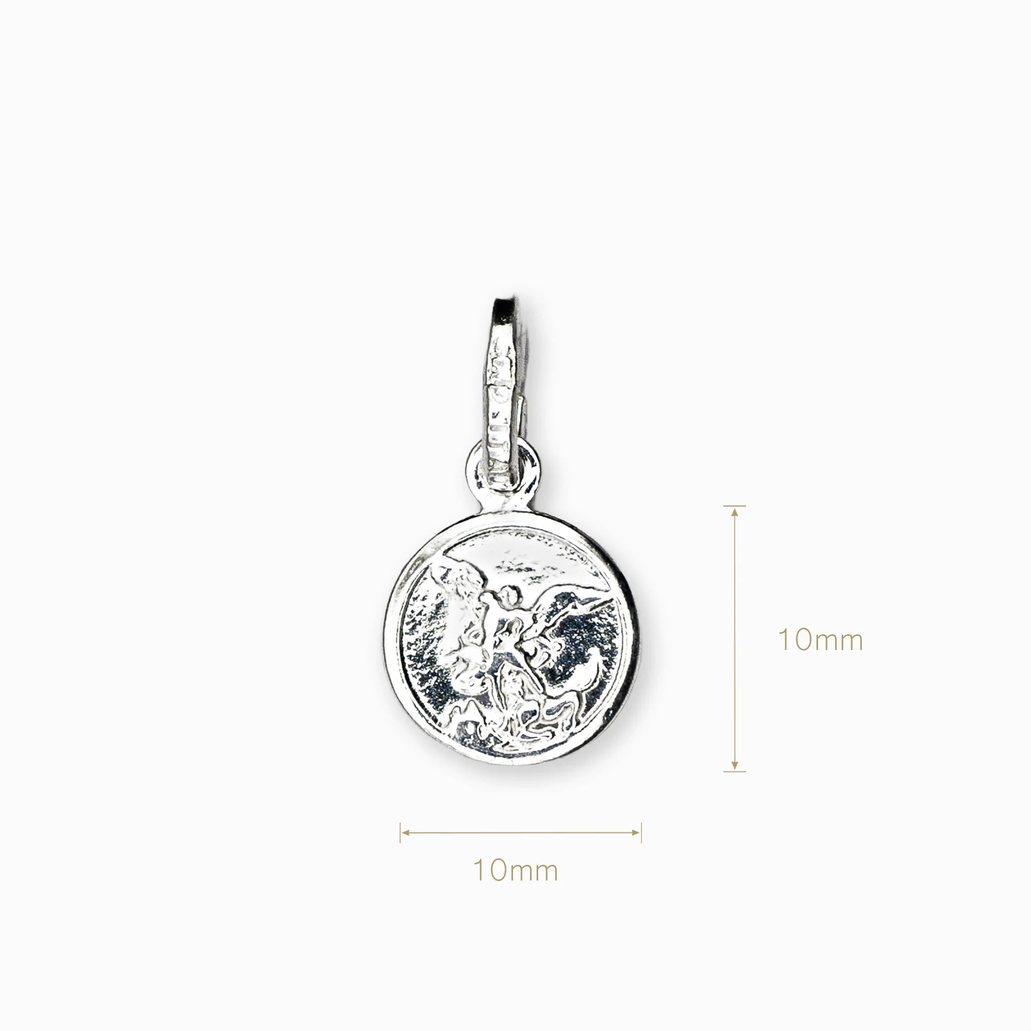 Dije circular de la medalla de San Miguel Arcángel elaborado en plata ley 925 de 15 mm de diámetro sobre fondo blanco.
