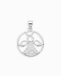 Dije circular calado con silueta de ángel y detalles en circones blancos brillantes elaborado en plata ley 925 de 18 mm sobre fondo blanco.
