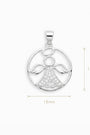 Dije circular calado con silueta de ángel y detalles en circones blancos brillantes elaborado en plata ley 925 de 18 mm sobre fondo blanco.