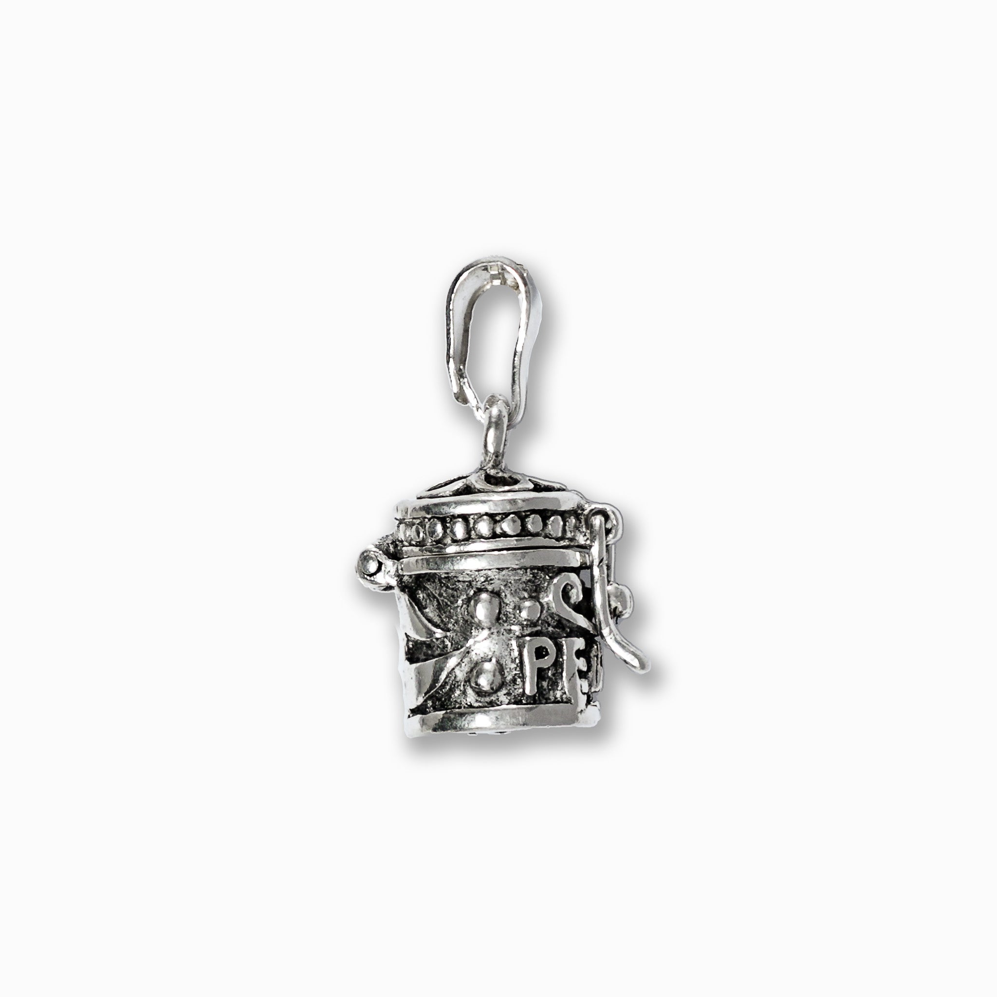 Dije en forma de barril cilíndrico en Plata Ley 925 con decoraciones grabadas estilo vintage y acabado envejecido.