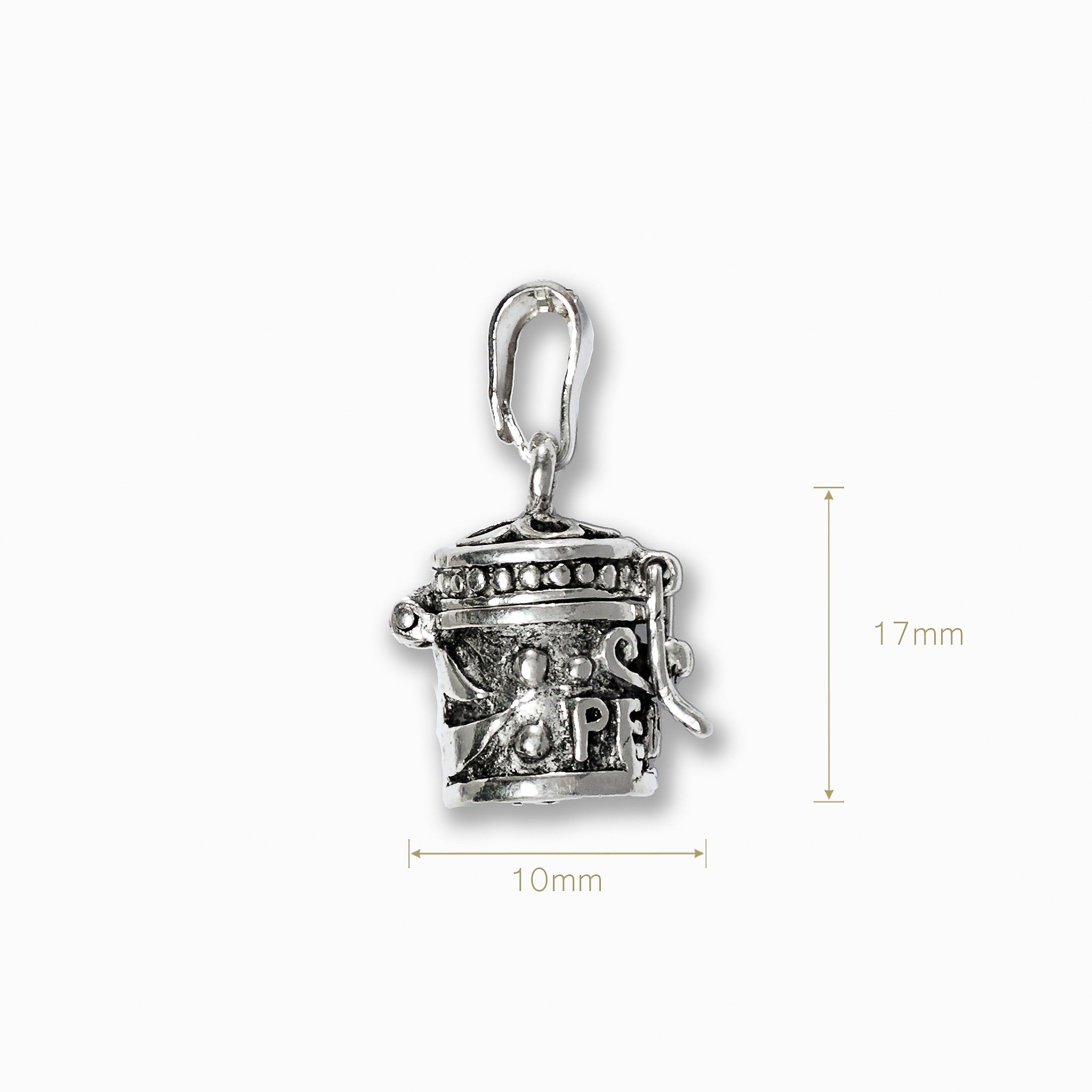 Dije en forma de barril cilíndrico en Plata Ley 925 con decoraciones grabadas estilo vintage y acabado envejecido.