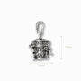 Dije en forma de barril cilíndrico en Plata Ley 925 con decoraciones grabadas estilo vintage y acabado envejecido.