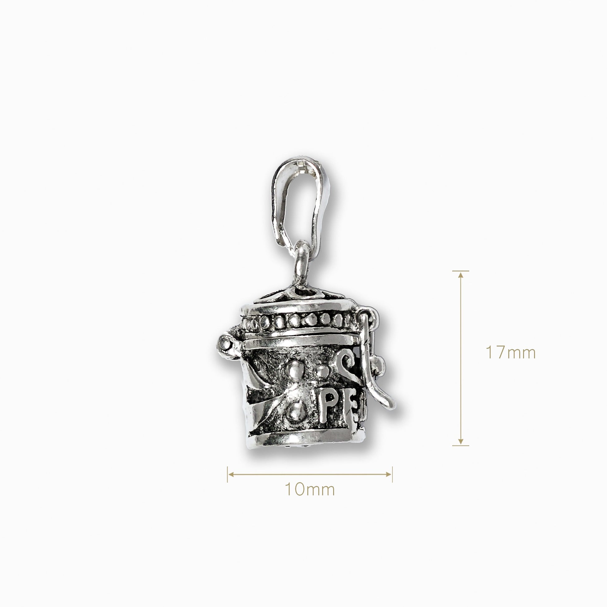 Dije en forma de barril cilíndrico en Plata Ley 925 con decoraciones grabadas estilo vintage y acabado envejecido.