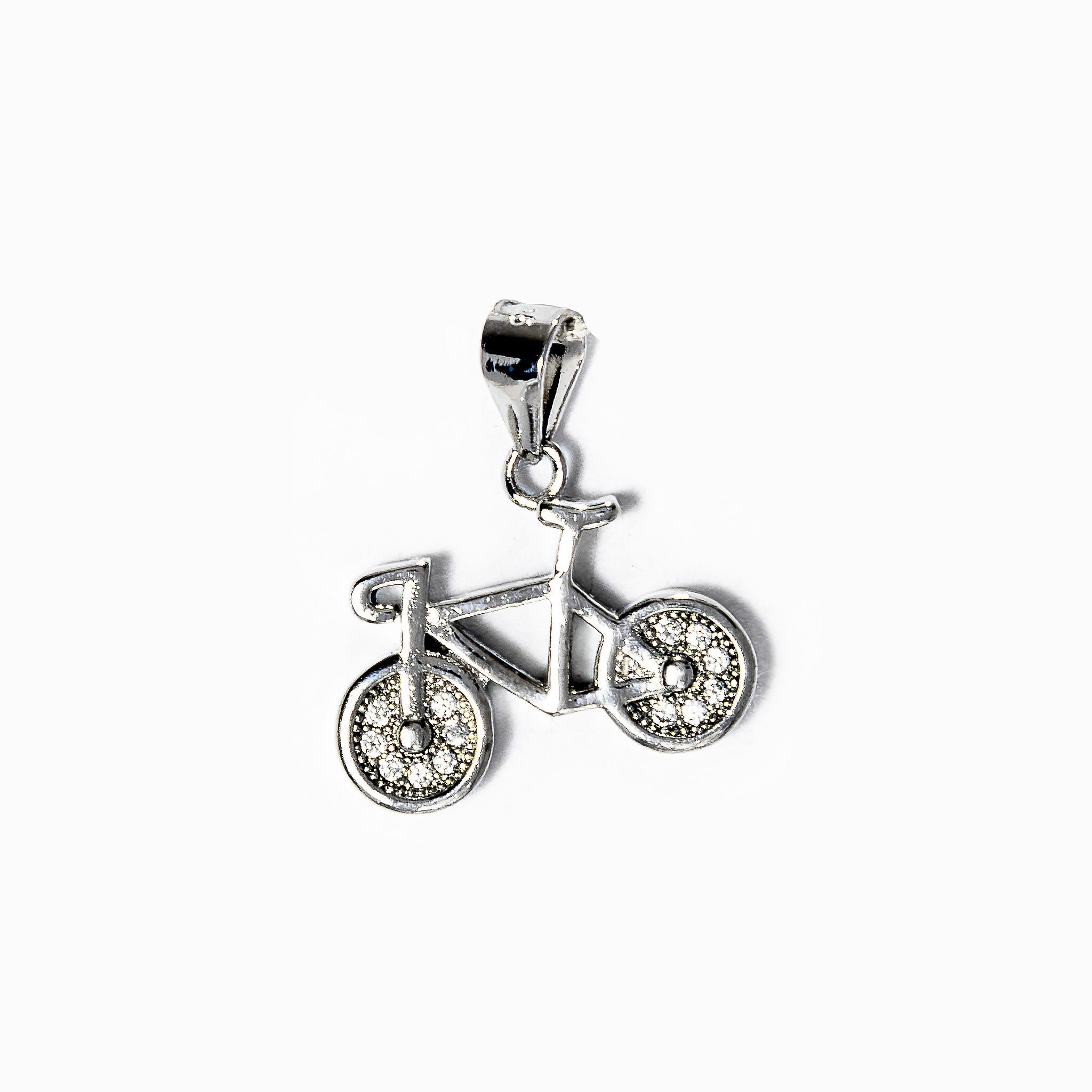  Mini dije en Plata Ley 925 con forma de bicicleta detallada y ruedas pavimentadas de circones blancos brillantes.