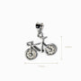  Mini dije en Plata Ley 925 con forma de bicicleta detallada y ruedas pavimentadas de circones blancos brillantes.