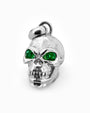Dije tridimensional de calavera en Plata Ley 925 con dos esmeraldas naturales brillantes engastadas en los ojos.