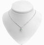 Dije tridimensional de calavera en Plata Ley 925 con dos esmeraldas naturales brillantes engastadas en los ojos.