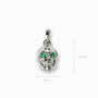 Dije tridimensional de calavera en Plata Ley 925 con dos esmeraldas naturales brillantes engastadas en los ojos.