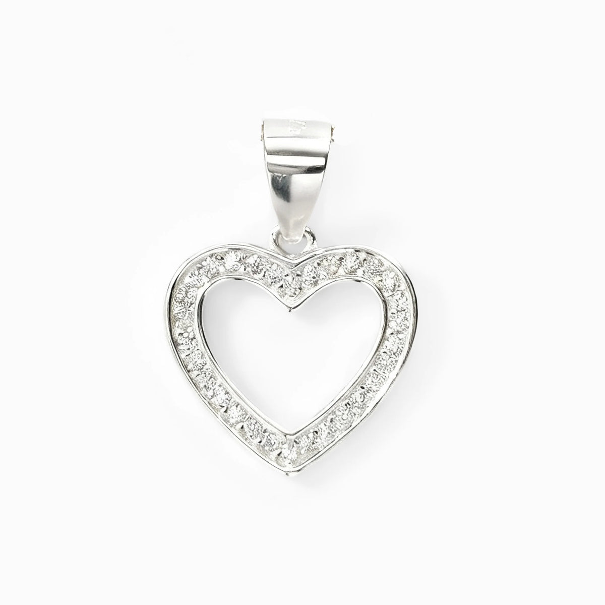 Dije de corazón calado en plata ley 925 con halo de circones blancos brillantes.