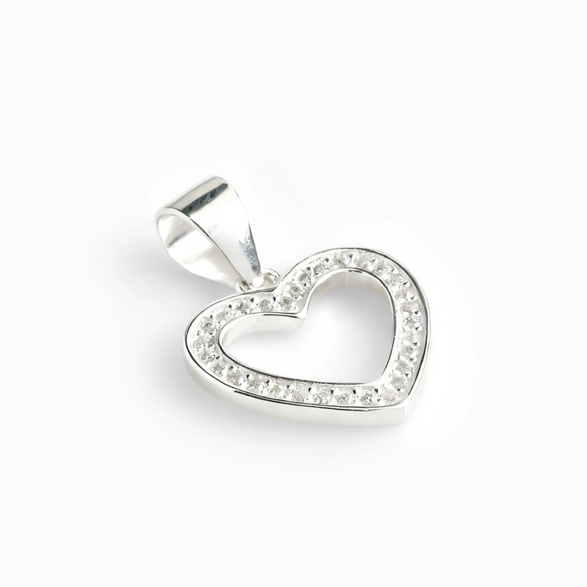 Dije de corazón calado en plata ley 925 con halo de circones blancos brillantes.