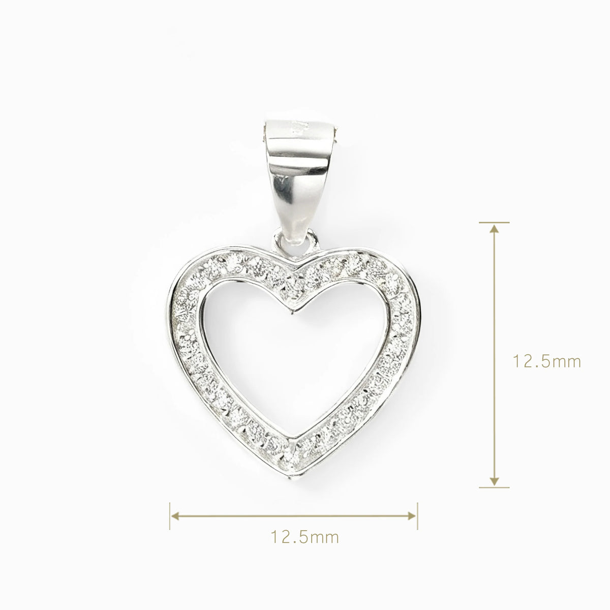 Dije de corazón calado en plata ley 925 con halo de circones blancos brillantes.