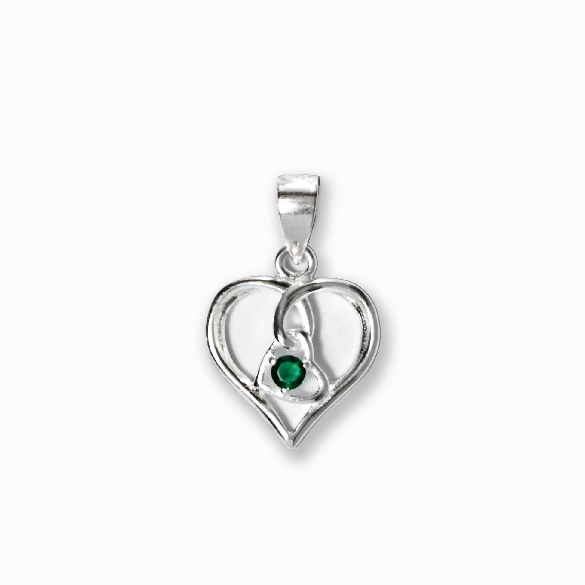 Dije de silueta de corazón entrelazado en Plata Ley 925 que contiene un circón redondo verde esmeralda brillante.