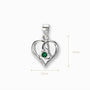 Dije de silueta de corazón entrelazado en Plata Ley 925 que contiene un circón redondo verde esmeralda brillante.