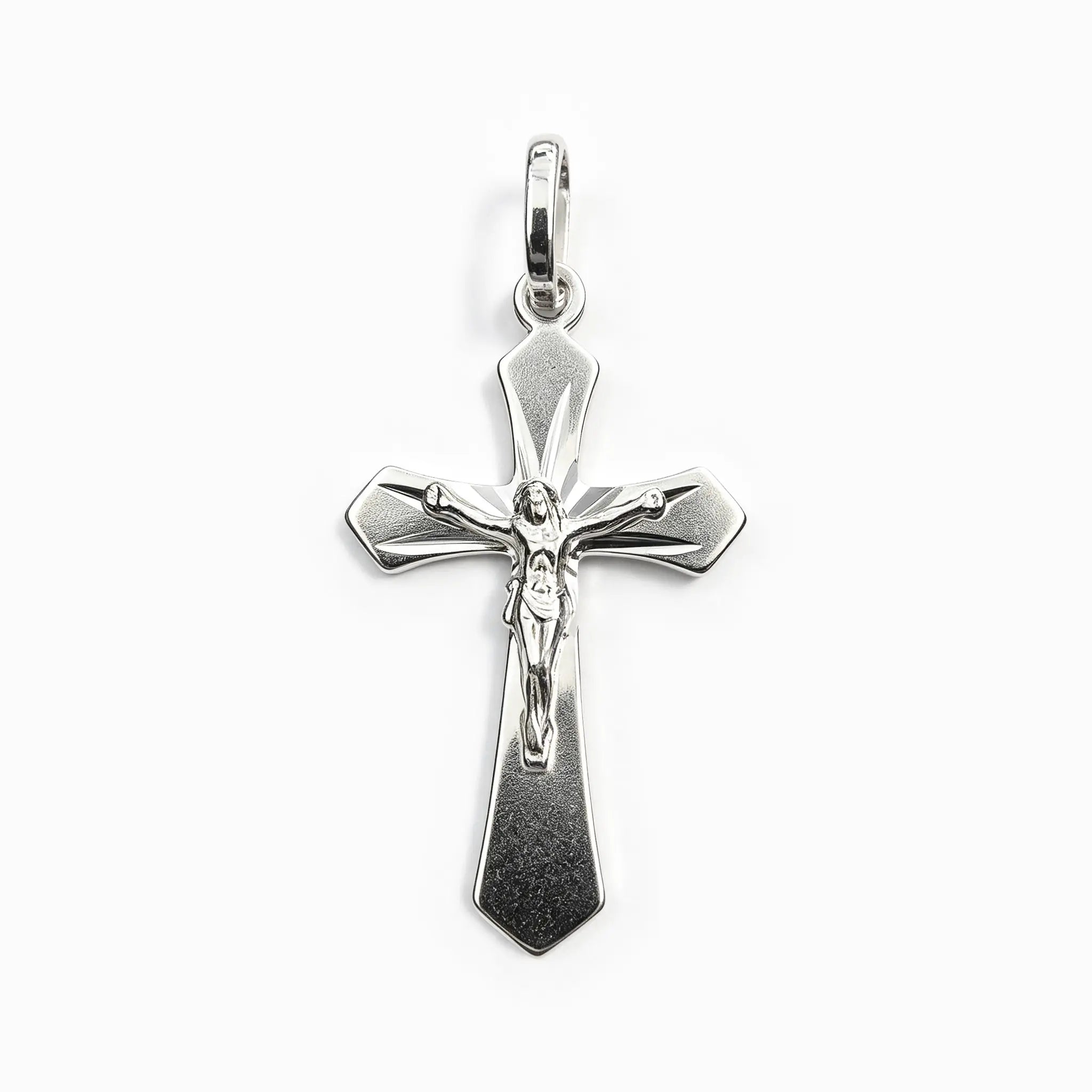 Dije crucifijo con acabado diamantado en plata ley 925 para mujer