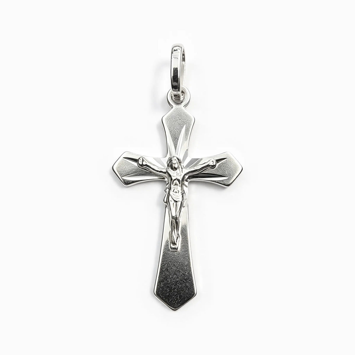 Dije crucifijo con acabado diamantado en plata ley 925 para mujer