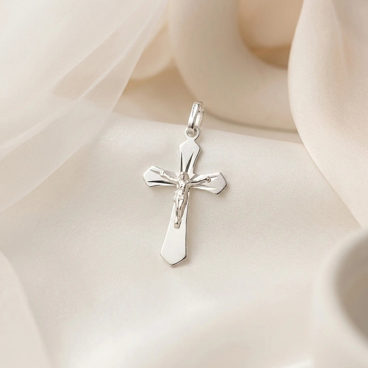 Dije crucifijo con acabado diamantado en plata ley 925 para mujer