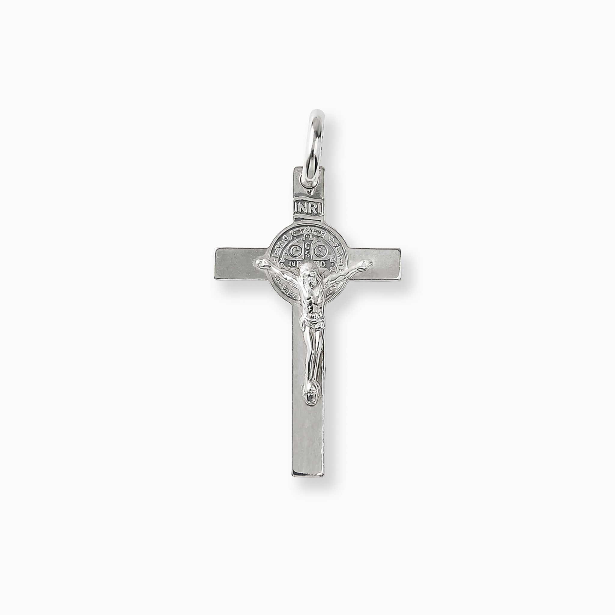 Dije de cruz grande con Jesucristo crucificado y medalla central en Plata Ley 925 pulida sobre fondo plano.