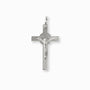 Dije de cruz grande con Jesucristo crucificado y medalla central en Plata Ley 925 pulida sobre fondo plano.