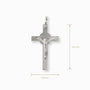 Dije de cruz grande con Jesucristo crucificado y medalla central en Plata Ley 925 pulida sobre fondo plano.