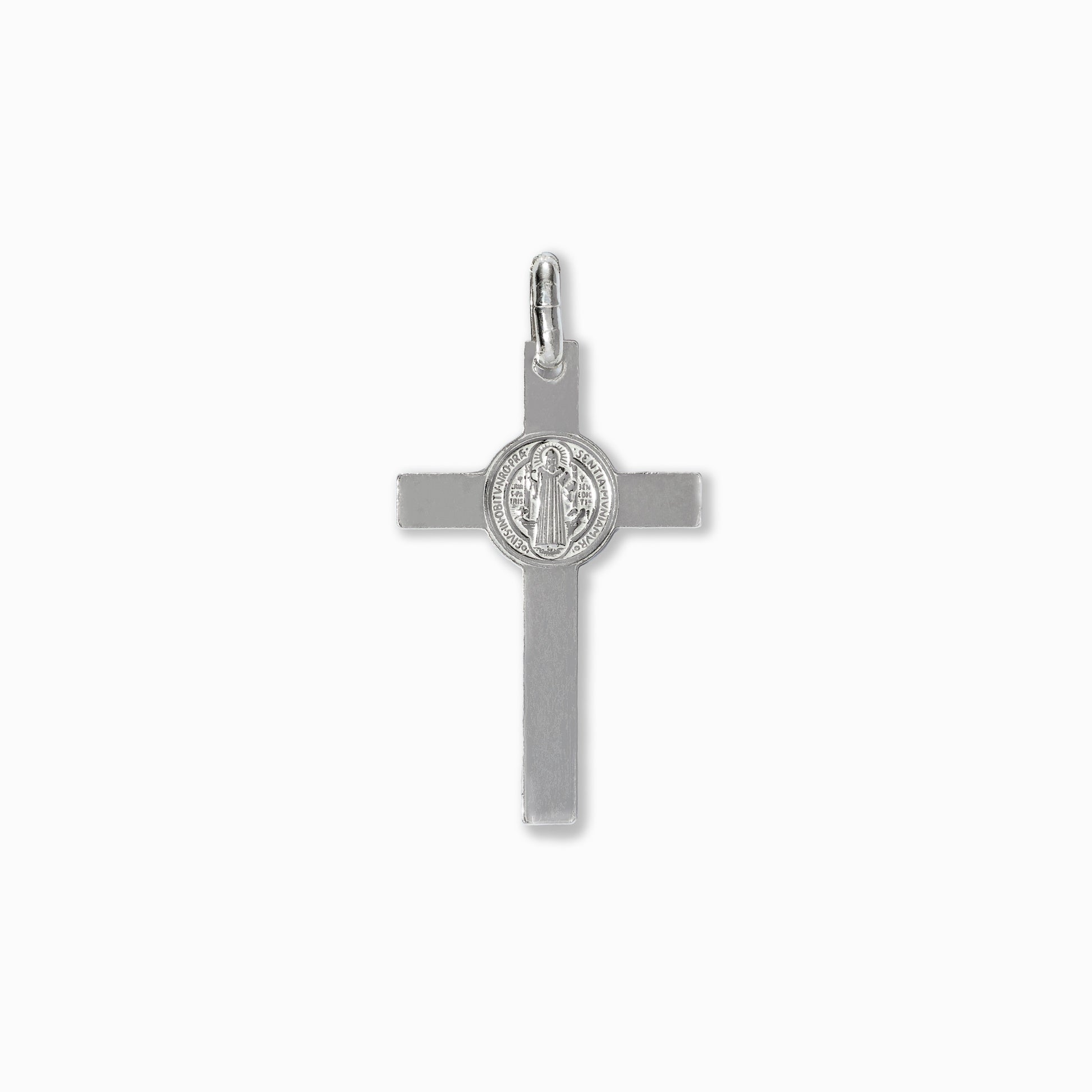 Dije de cruz grande con Jesucristo crucificado y medalla central en Plata Ley 925 pulida sobre fondo plano.