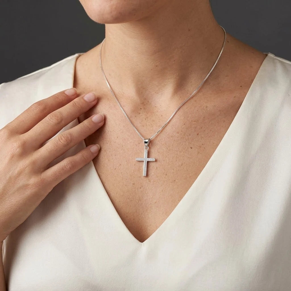 Dije de cruz de 20x12 mm en plata ley 925 con circones blancos brillantes   