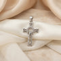 Dije con diseño de cruz troquelada en plata ley 925
