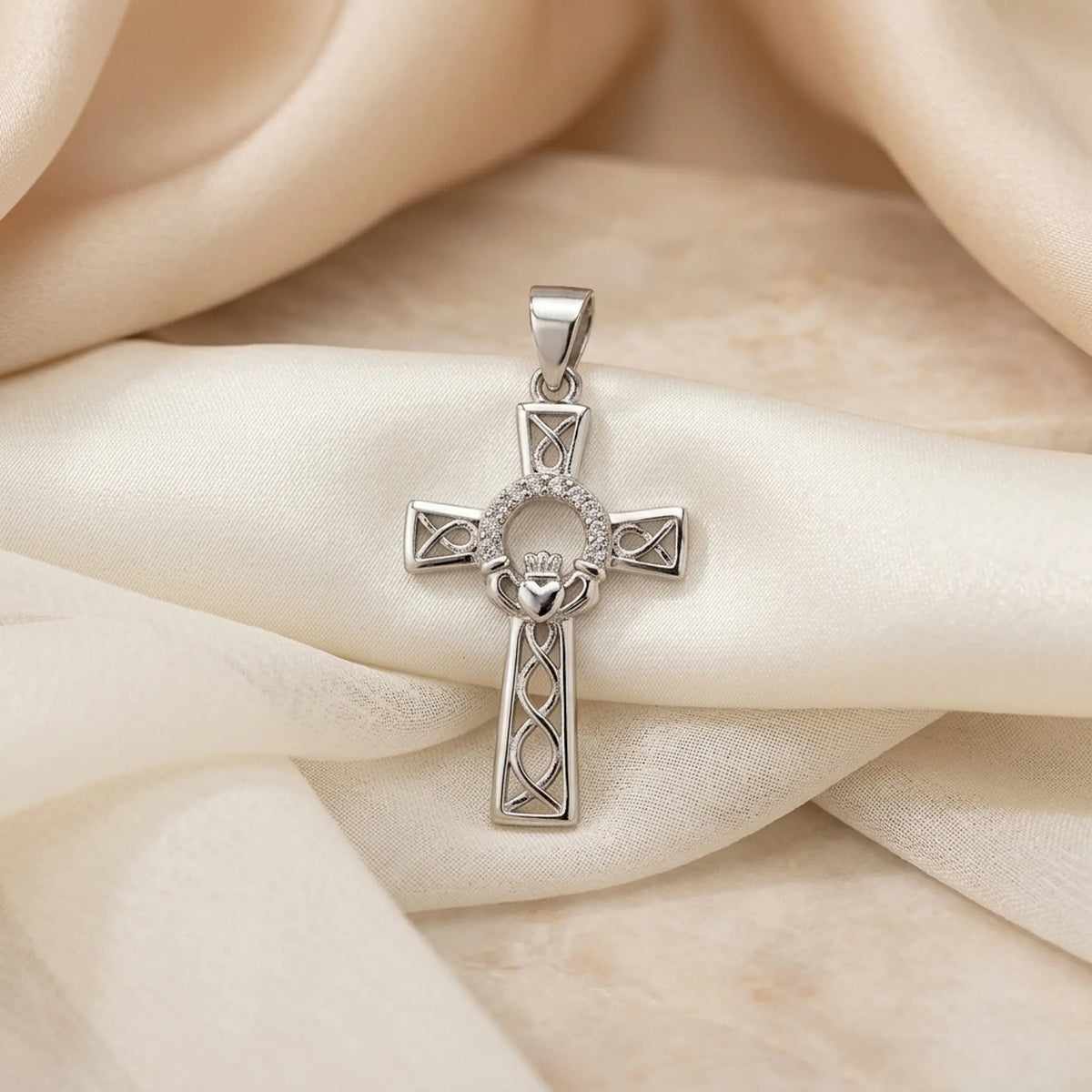Dije con diseño de cruz troquelada en plata ley 925