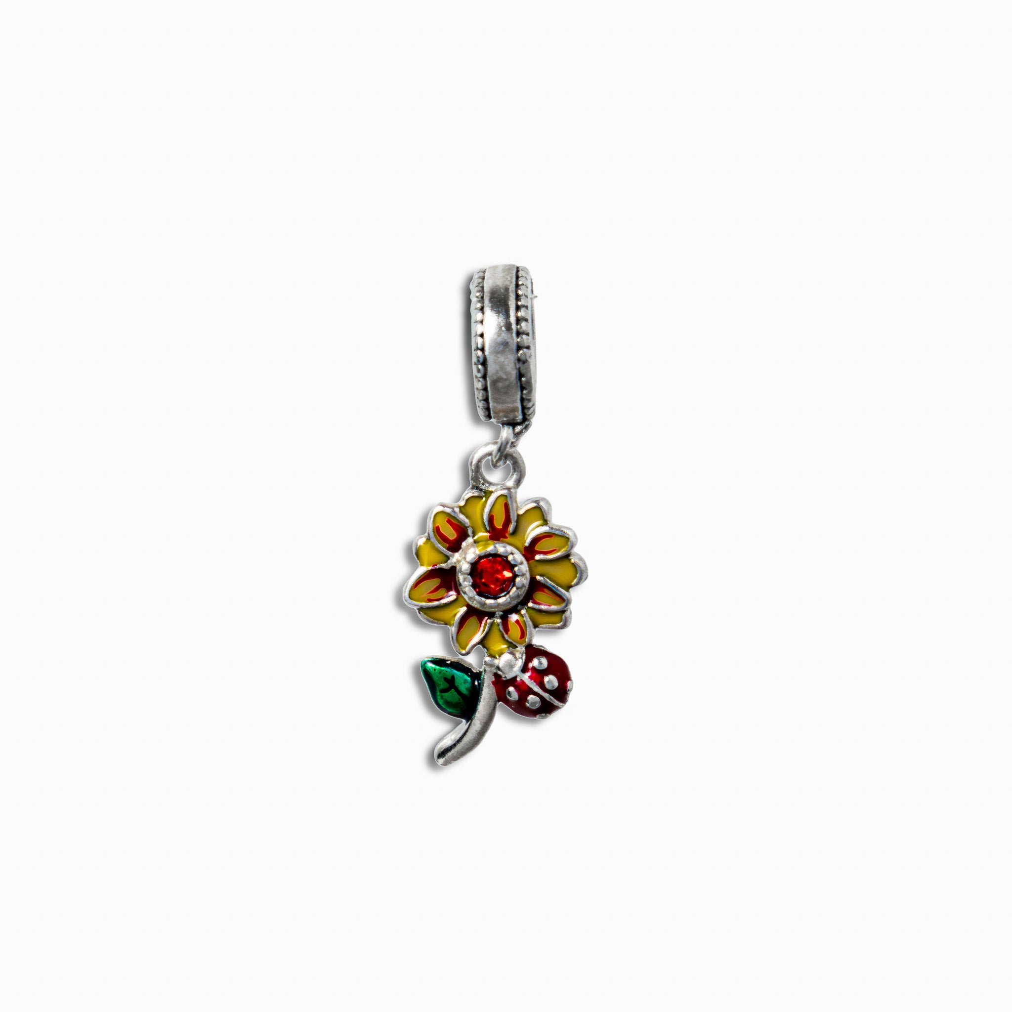 Charm colgante de flor en Plata Ley 925 con esmalte amarillo, centro de cirón rojo y detalle de mariquita sobre fondo blanco.