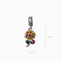 Charm colgante de flor en Plata Ley 925 con esmalte amarillo, centro de cirón rojo y detalle de mariquita sobre fondo blanco.