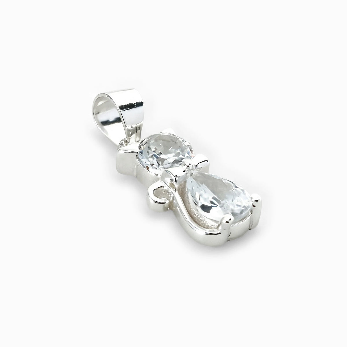 Dije con diseño de gato doble de 15x7 mm en plata ley 925 con circones blancos