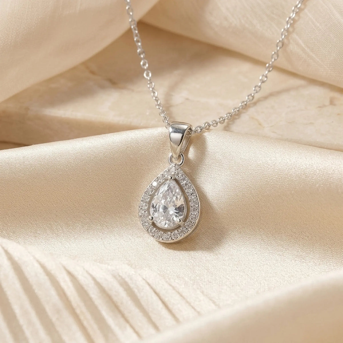 Dije en forma de gota con circones en plata ley 925 para mujer