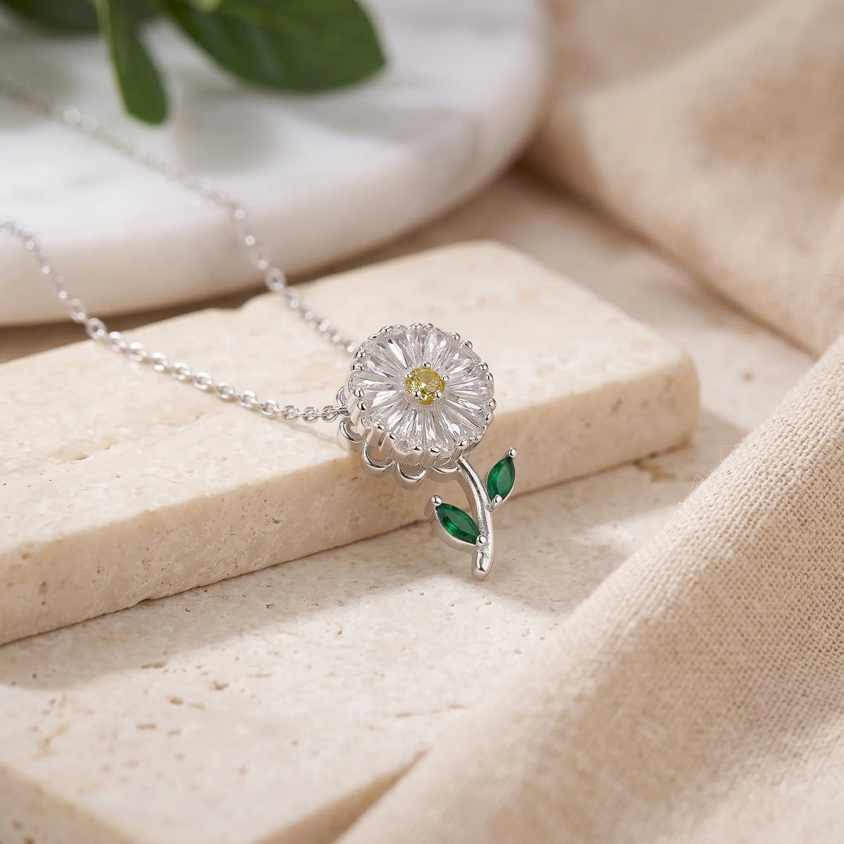 Dije con diseño de margarita giratoria en plata ley 925 para mujer