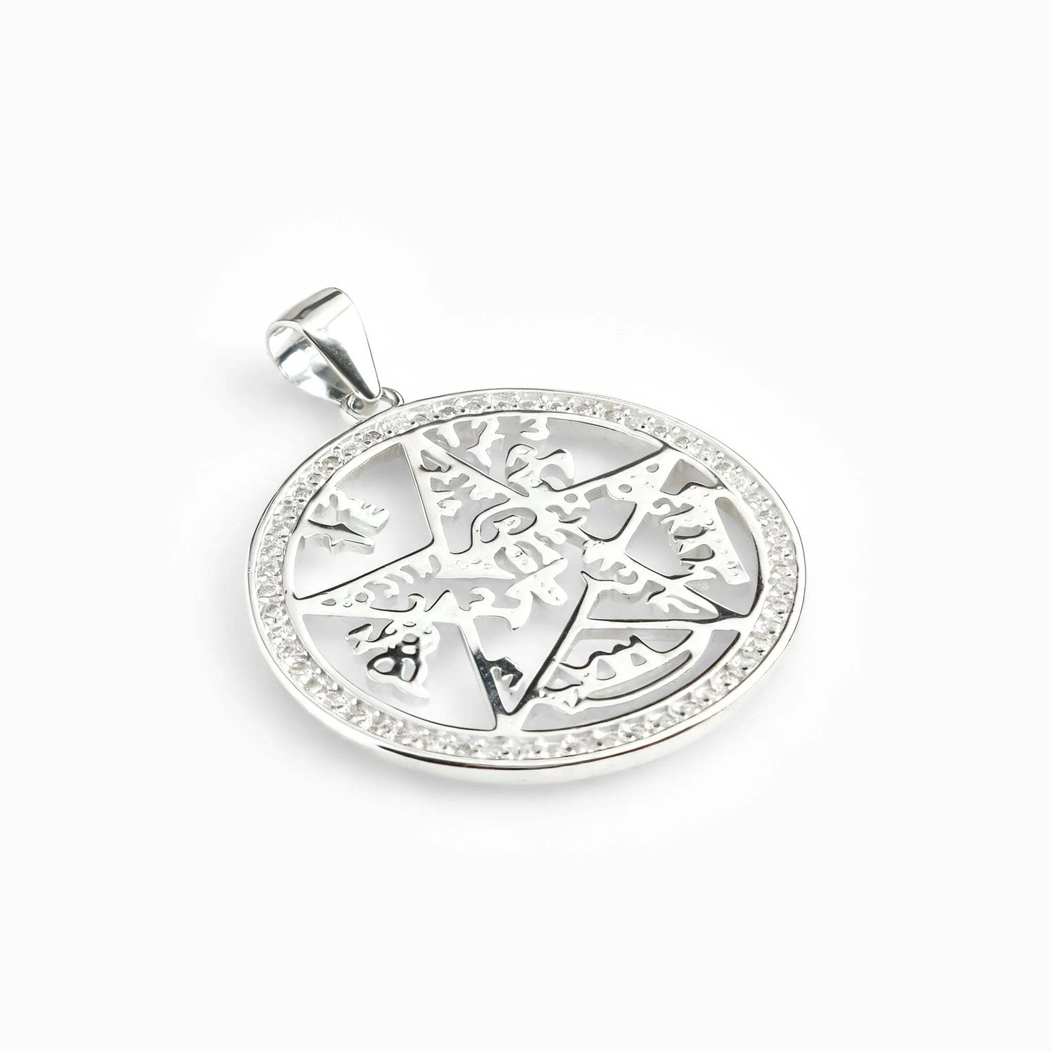 Dije de pentagrama Tetragramatón circular en plata ley 925 con halo de circones blancos.