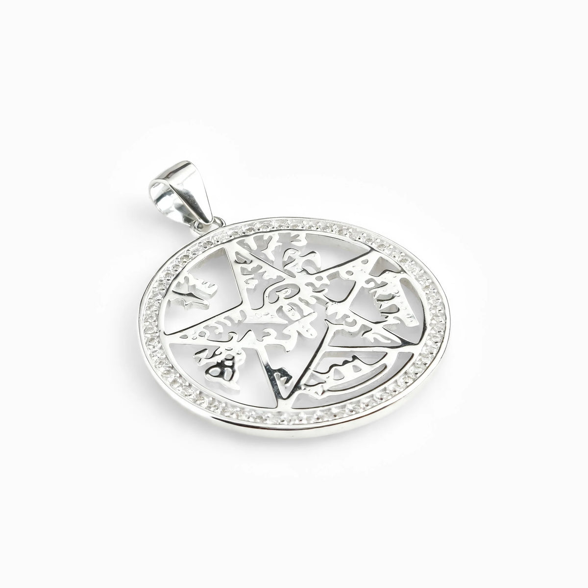 Dije de pentagrama Tetragramatón circular en plata ley 925 con halo de circones blancos.