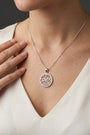 Dije de pentagrama Tetragramatón circular en plata ley 925 con halo de circones blancos.
