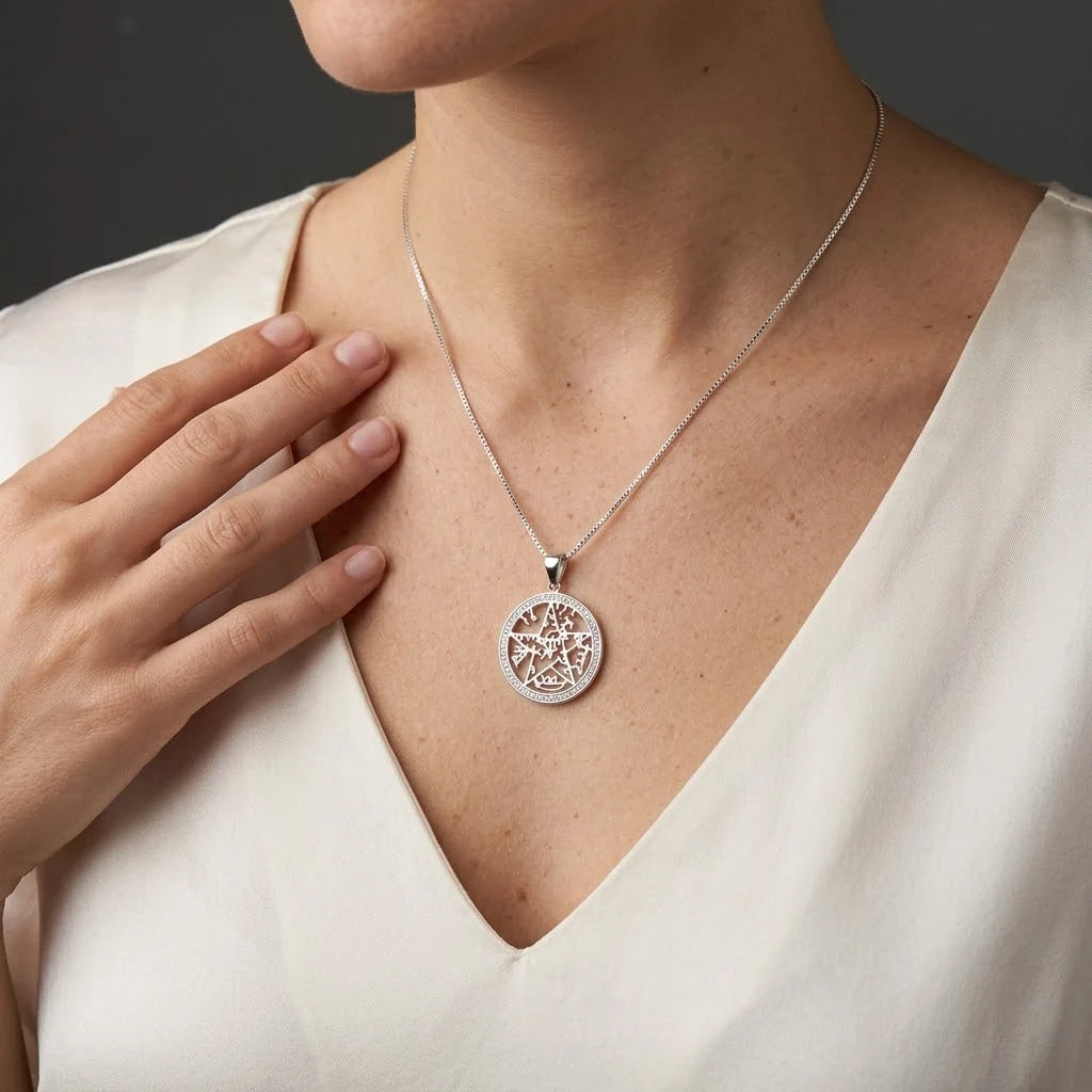 Dije de pentagrama Tetragramatón circular en plata ley 925 con halo de circones blancos.