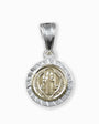 Dije pequeño de la medalla de San Benito en plata ley 925 con baño en oro.