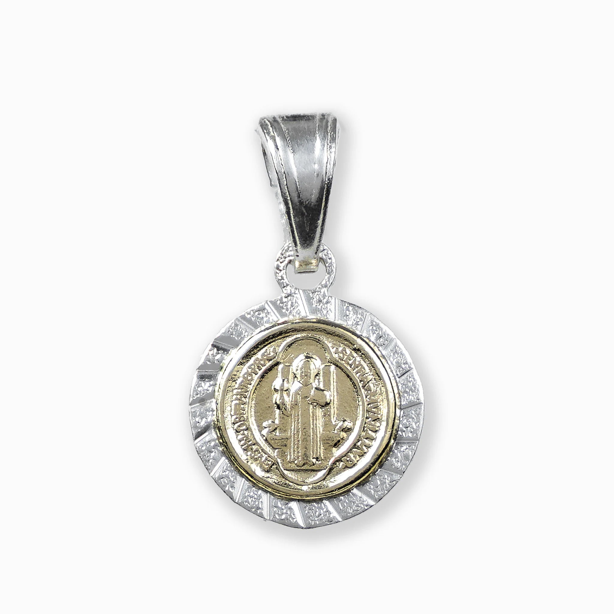 Dije pequeño de la medalla de San Benito en plata ley 925 con baño en oro.