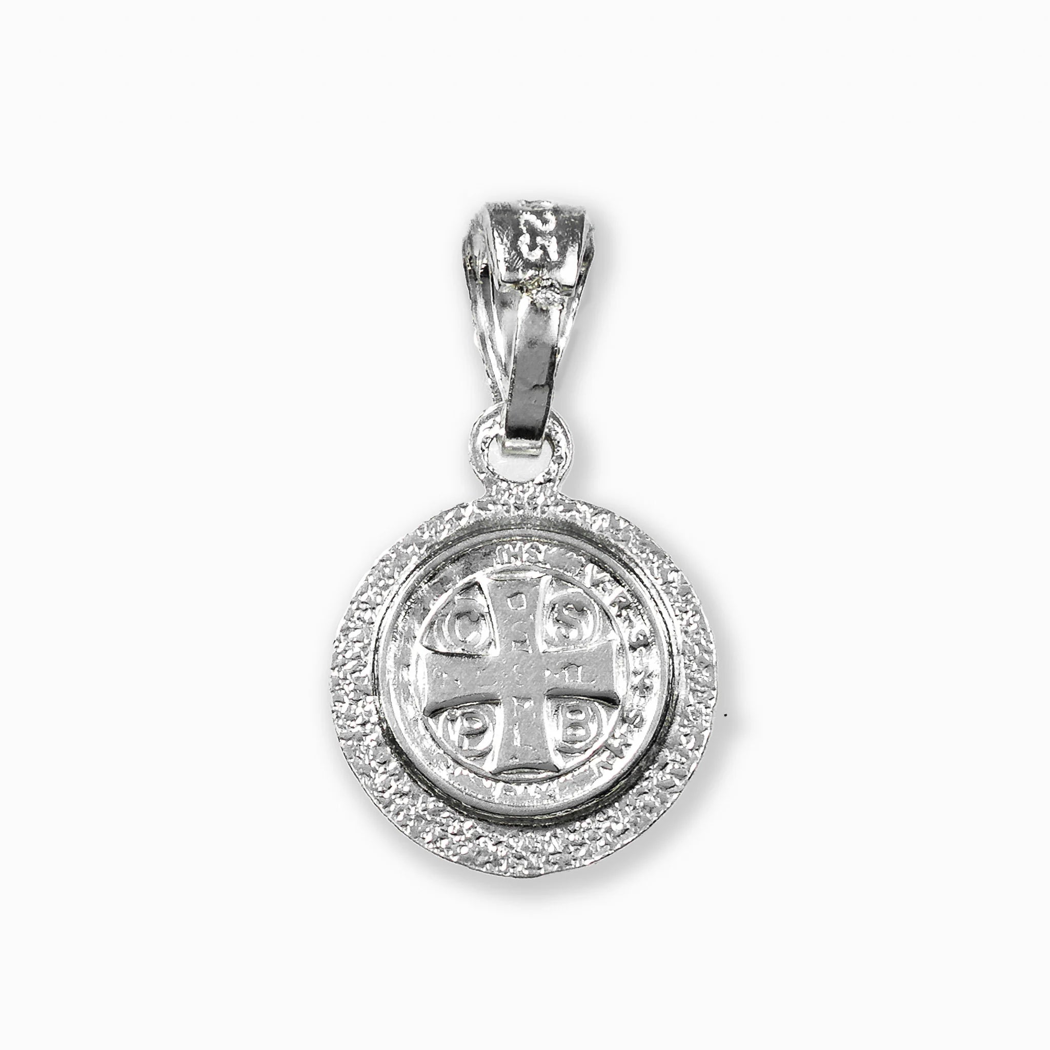 Dije pequeño de la medalla de San Benito en plata ley 925 con baño en oro.
