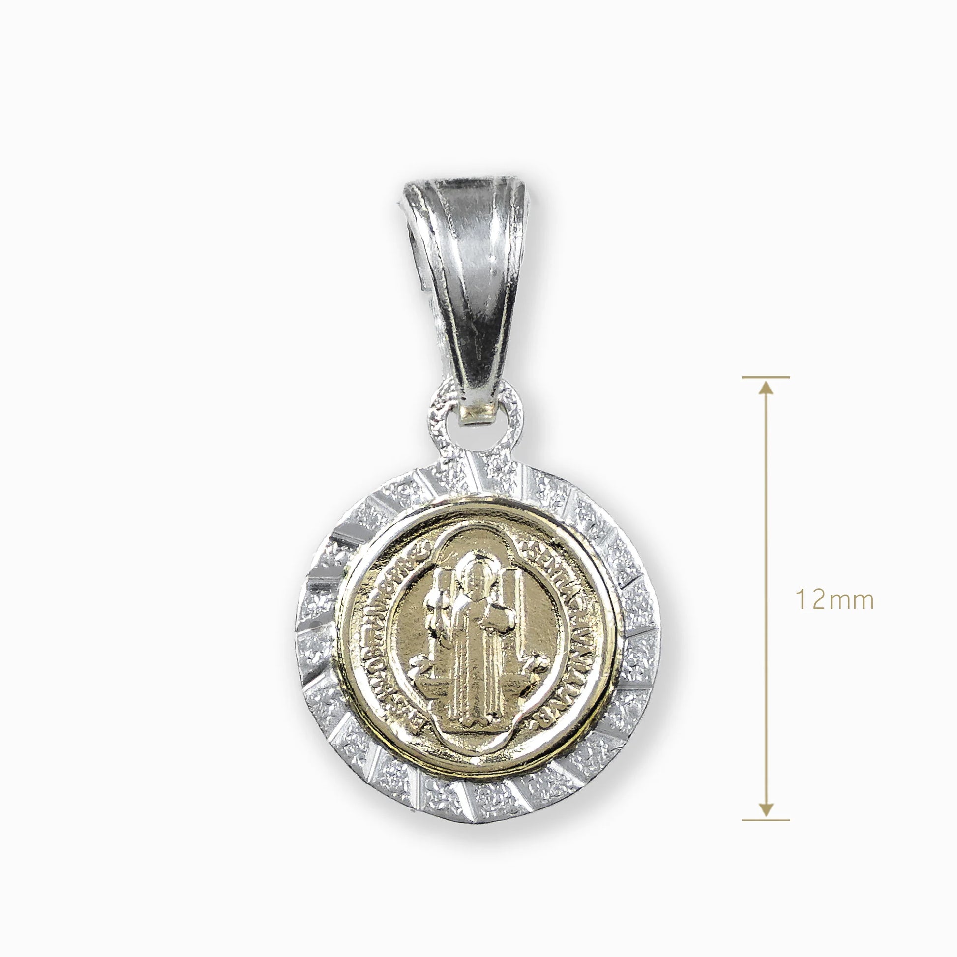 Dije pequeño de la medalla de San Benito en plata ley 925 con baño en oro.