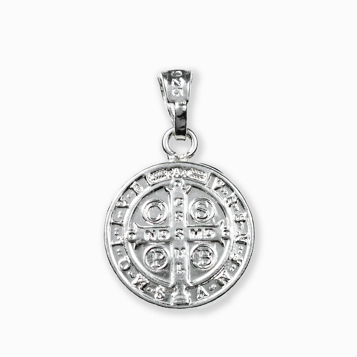 Dije de la medalla de San Benito en plata ley 925 con baño en oro.