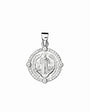 Dije de la medalla de San Benito en plata ley 925 con borde de circones blancos brillantes sobre fondo blanco.