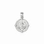 Dije de la medalla de San Benito en plata ley 925 con borde de circones blancos brillantes sobre fondo blanco.