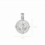 Dije de la medalla de San Benito en plata ley 925 con borde de circones blancos brillantes sobre fondo blanco.